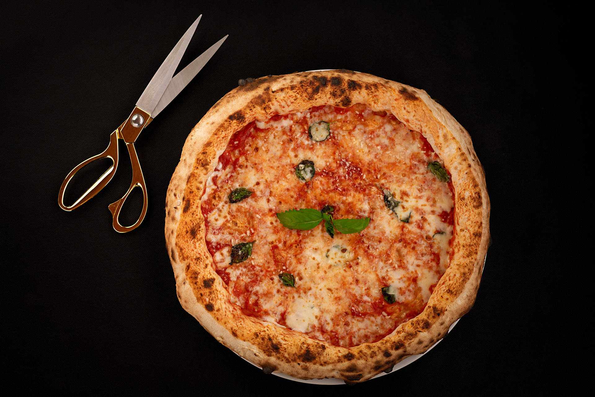 Ropogós szélű nápolyi pizza a Morello Forni kemencéből